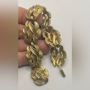 Vintage Signed Trifari Gold Tone Linked Leaf Design Bracelet